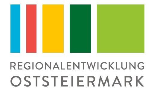 Logo für Regionalentwicklung Oststeiermark, mit fünf vertikalen Balken in Blau, Rot, Gelb, Grün und Hellgrün.