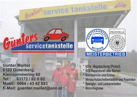 Ein Bild einer Tankstellenschilds mit einer Familie davor. Das Schild heißt 'Günters Service Tankstelle'. Es gibt ein Logo auf dem Schild. Die Familie trägt rote Hemden. Unter der Familie sind Kontaktdaten. Es gibt auch ein Logo für eine Autoreparaturzertifizierung.