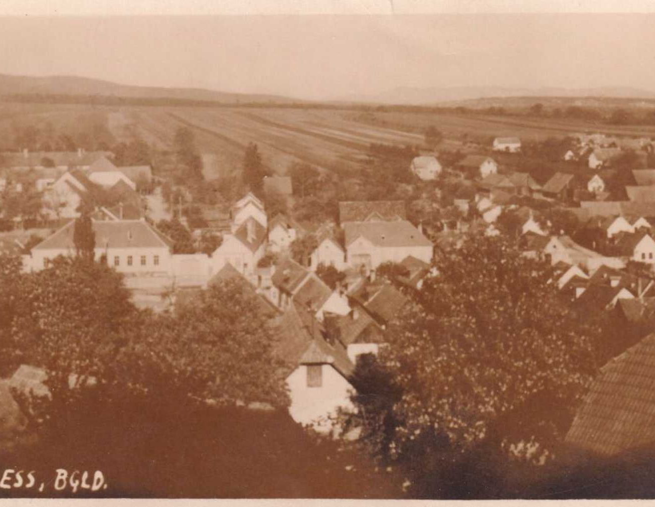 Bild enthält, Neighborhood, Outdoors, Monastery, Nature, Suburb, Countryside, Rural, Housing