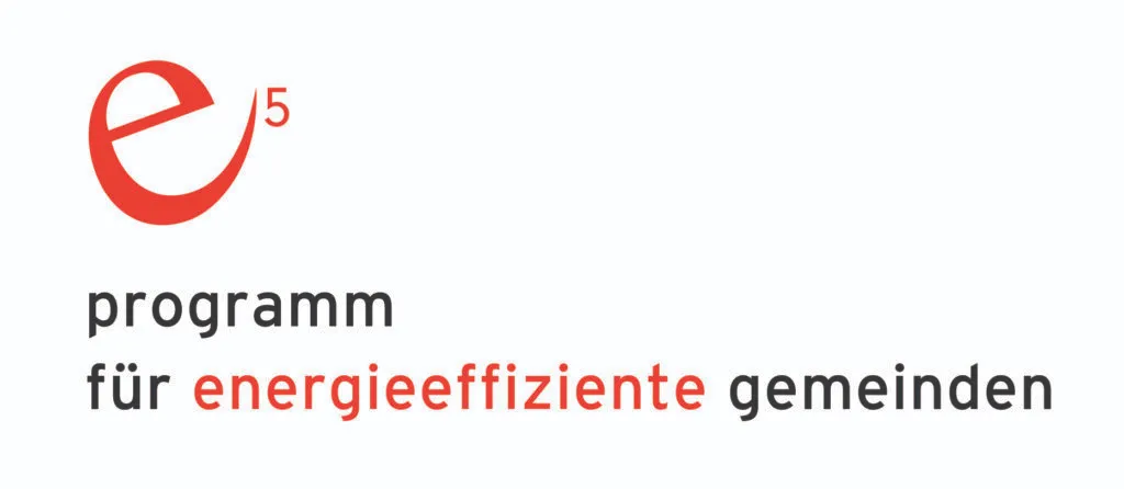 Ein Logo für ein Programm namens 'e5', das für energieeffiziente Gemeinden steht. Das Logo zeigt ein stilisiertes 'e' mit der Zahl '5' darüber und dem Text 'energieeffiziente gemeinschaft' in Rot.