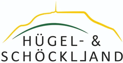 Das Logo für Hügel & Chöckljan zeigt einen stilisierten gelben Berggipfel mit grünen und gelben Akzenten. Der Text Hügel & Chöckljan ist in fetter schwarzer Schrift geschrieben.