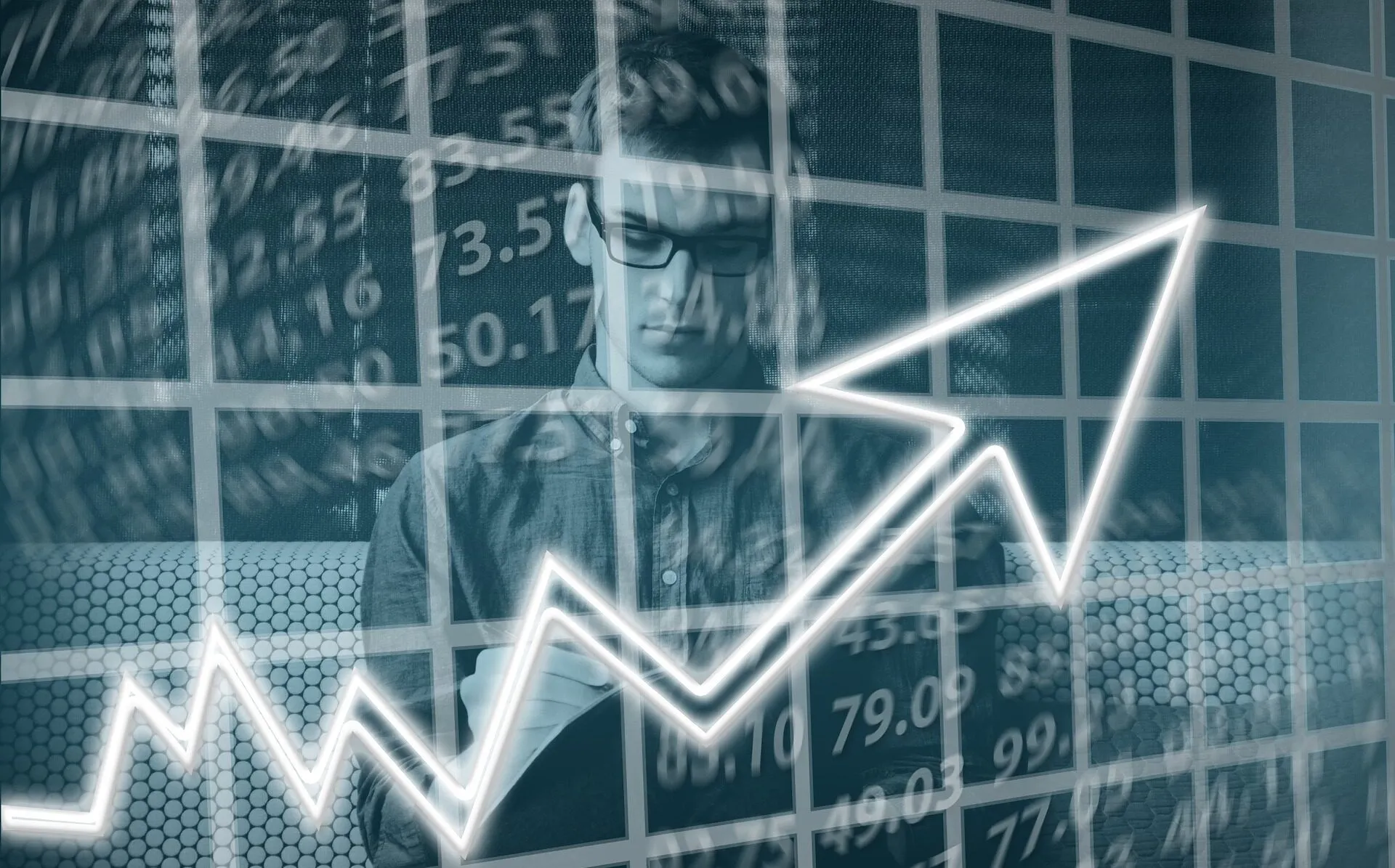 Ein Mann mit Brille und Hemd studiert Finanzdiagramme mit Zahlen wie 73,5 und 50,17 vor einem Hintergrund eines Gitters mit steigenden Trendlinien.