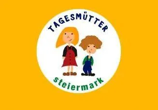 Ein gelber Hintergrund zeigt ein weißes kreisförmiges Logo mit dem Text 'Tagesmütter Steiermark'. Das Logo zeigt zwei Kinder, ein Mädchen und einen Jungen, die nebeneinander stehen. Das Mädchen trägt ein rotes Kleid und der Junge Latzhosen. Beide schauen nach rechts. Der Text ist in Blau und Grün.