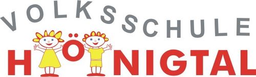Das Logo der Volksschule Honigtal zeigt zwei Kinder mit gelben Kleidern und lächelnden Gesichtern, die Händchen halten und einen roten Kreis mit einem Buchstaben O. Der Text lautet Volksschule Honigtal in Grau und Rot.