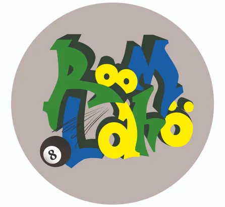 Ein stilisiertes rundes Emblem mit dem Wort 'Room' in Grün und Blau, 'Lado' in Gelb und einem 8-Ball darunter.