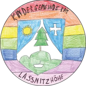 Ein kreisförmiges Emblem mit Regenbogenhintergrund zeigt oben 'KINDERGEMEINDE RAT'. In der Mitte befindet sich ein Schild mit einem Kreuz, einer Sonne und einer Tanne auf einem Hügel mit einem kleinen Boot. Unten steht 'LASSNITZHOE'.