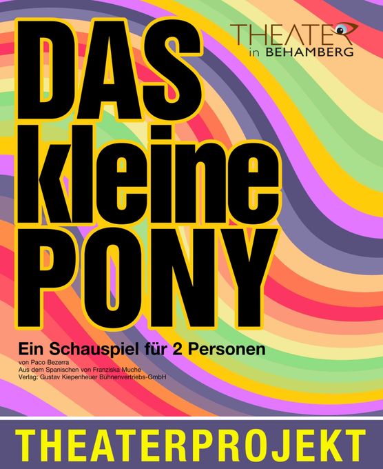 Plakat für ein Theaterstück mit dem Titel 'Das kleine Pony' von Paco Bezerra, übersetzt ins Spanische von Franziska Muche, herausgegeben von Gustav Kiepenheuer Bühnenvertriebs-GmbH. Das Plakat zeigt einen farbenfrohen, mehrfarbigen Hintergrund.