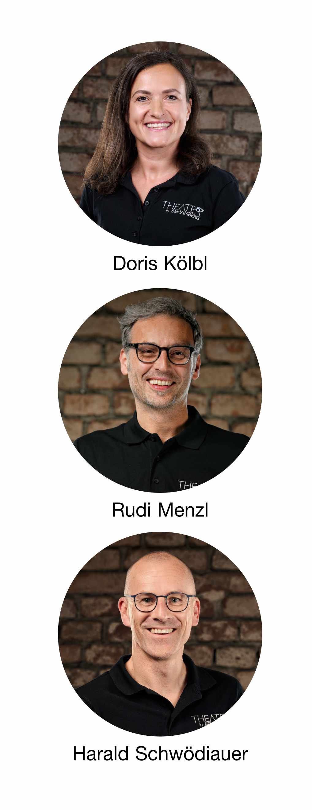 Ein lächelnder Mann mit Brille und schwarzem Poloshirt, vor einer Ziegelsteinwand stehend, mit den Namen Doris Kolbl und Rudi Menzel darüber und darunter.