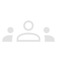 Eine Illustration von drei Personen, die an einem Tisch sitzen. Die Person in der Mitte trägt ein Headset, während die beiden an den Seiten ihre Hände auf dem Tisch haben.