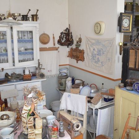 Bild enthält, Factory, Manufacturing, Dining Room, Dining Table, Furniture, Indoors, Table, Workshop, Person, Shelf