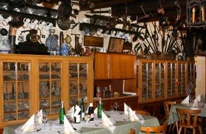 Bild enthält, Dining Table, Furniture, Table, Pub, Dining Room, Indoors, Restaurant, Cabinet, Chair, Monitor