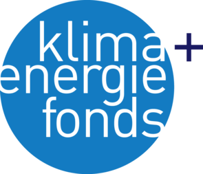 Ein blauer Kreis mit weißem Text, der Klima Energie Fonds in fetten, großgeschriebenen Buchstaben liest. Ein Pluszeichen befindet sich rechts neben dem Kreis.