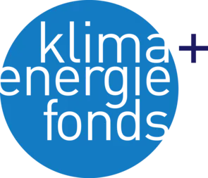 Ein blauer Kreis mit weißem Text, der Klima Energie Fonds in fetten, großgeschriebenen Buchstaben liest. Ein Pluszeichen befindet sich rechts neben dem Kreis.