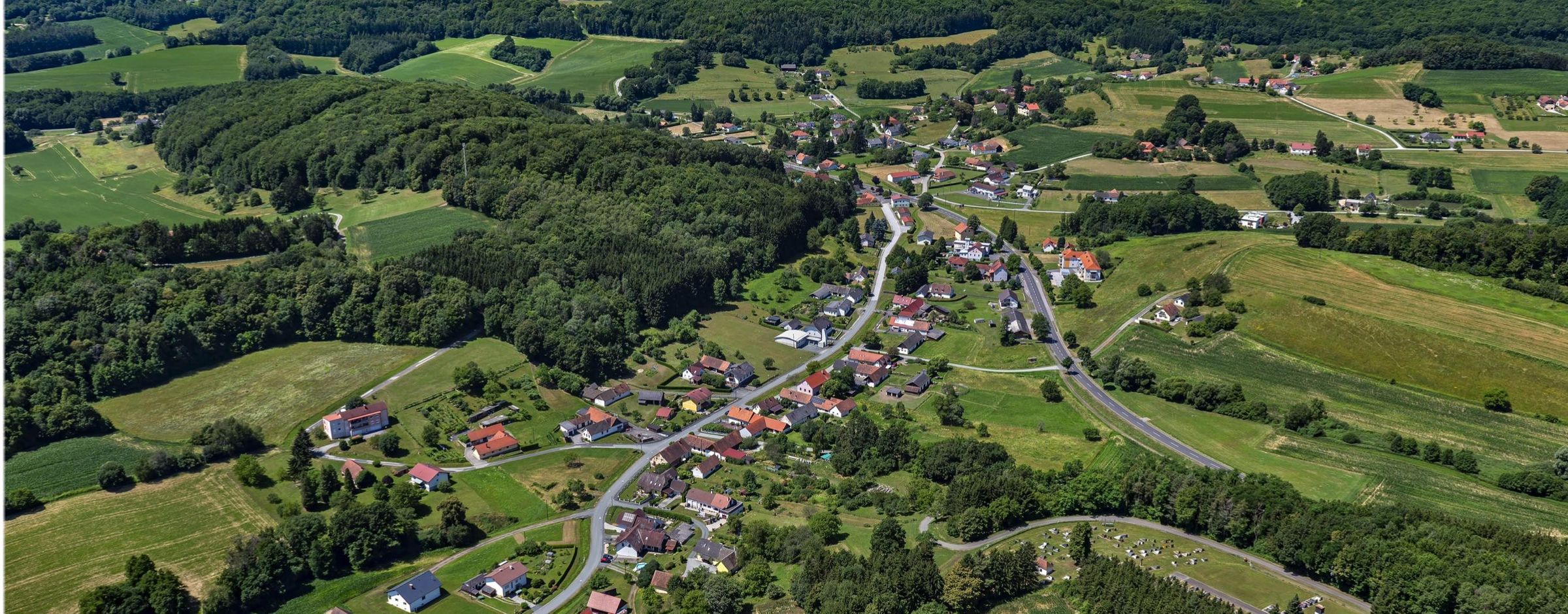 Bild enthält, Road, Outdoors, Architecture, Building, Aerial View, Nature