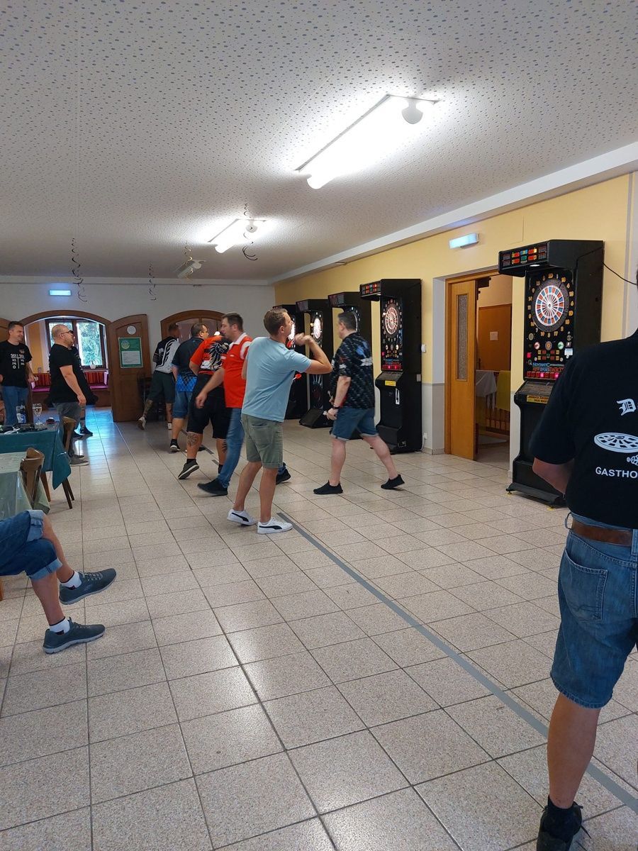 Bild enthält, People, Person, Adult, Male, Man, Floor, Footwear, Shoe, Shorts, Dancing