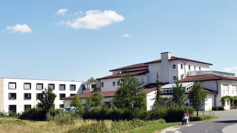 Bild enthält, Architecture, Building, Hotel, Resort, Neighborhood, City, Housing, House, Villa, Person