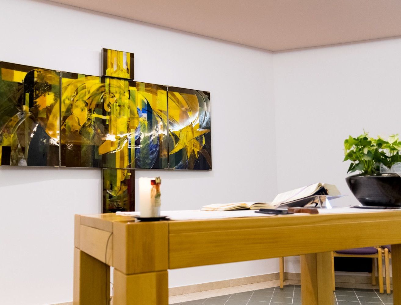Bild enthält, Indoors, Interior Design, Furniture, Table, Plant, Wood, Desk, Art, Painting