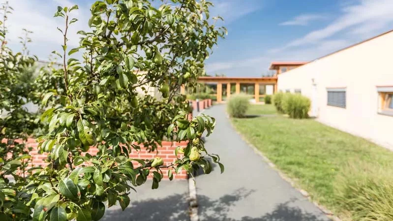 Bild enthält, Architecture, Building, Housing, House, Villa, Outdoors, Driveway, Aerial View, Pear, Produce