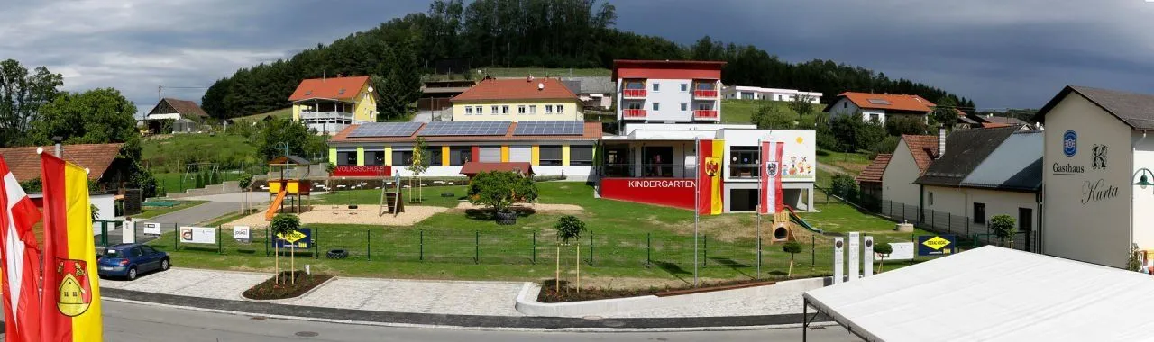 Neighborhood, Outdoors, Building, Hotel, Car, Housing, Villa, City, Nature, Suburb