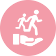 Ein rosa Kreis enthält ein weißes Symbol einer Hand, die zwei laufende Figuren hält, eine Erwachsene und ein Kind.