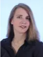 Eine Frau mit langen, hellbraunen Haaren lächelt in die Kamera. Sie trägt ein schwarzes Oberteil und eine Halskette. Der Hintergrund ist weiß.