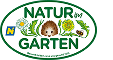 Das Naturgarten-Logo zeigt einen Igel, eine Margerite und eine Biene auf grünem Hintergrund. Der Text lautet 'Natur im Garten'.