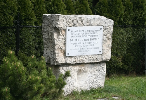 Ein Steindenkmal für Dr. Jakob Rosenfeld, einen angesehenen Arzt, der für seine Arbeit in China bekannt war, ist zu sehen. Die Plakette zeigt an, dass er in diesem Haus während seiner Jugend lebte.