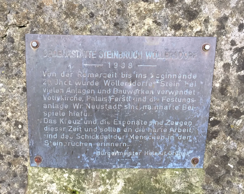 Gedenktafel für Steinbruch Wollersdorf. Von der Römerzeit bis zum Beginn des 20. Jahrhunderts wurde Wollersdorfer Stein in vielen Bauwerken verwendet.
