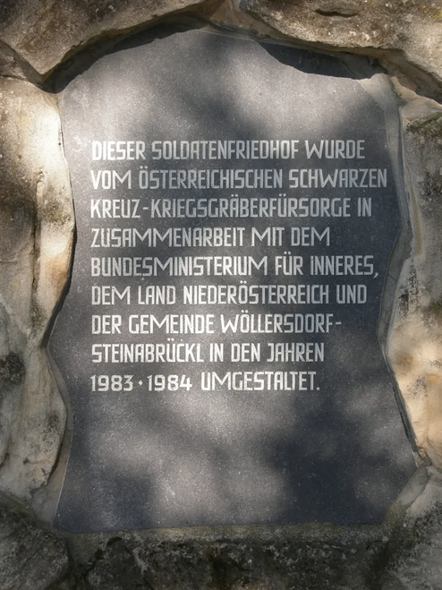Dieser Soldatenfriedhof wurde vom Österreichischen Schwarzen Kreuz-Kriegsgräberfürsorge in Zusammenarbeit mit dem Bundesministerium für Inneres, dem Land Niederösterreich und der Gemeinde Wollersdorf-Steinabrückl in den Jahren 1983-1984 errichtet.