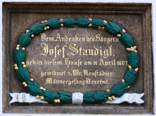 Eine Gedenktafel zur Erinnerung an den Sänger Josef Staudiger, geboren in diesem Haus am 14. April 1801, gewidmet von Dr. Neufädter Mammergefang-Meereine.