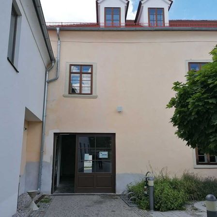 Bild enthält, City, Building, House, Housing, Villa, Door, Urban, Street, Portico