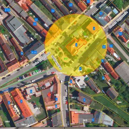 Bild enthält, City, Neighborhood, Urban, Building, Outdoors, Intersection, Road