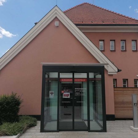 Bild enthält, Door, Housing, Shelter, House, Person