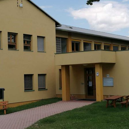 Bild enthält, House, Housing, Villa, Bench, Furniture, Grass, Hotel, Resort, Portico