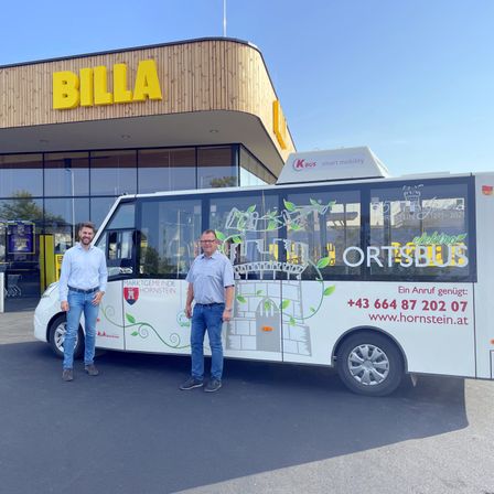 Bild enthält, Person, Jeans, Pants, Machine, Wheel, Bus, Transportation, Vehicle, Footwear, Shoe