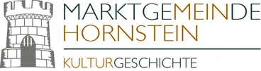 Logo für die Gemeinde Hornstein mit einem stilisierten Burgturm und dem Text 'MARKTGEMEINDE HORNSTEIN KULTURGESCHICHTE'. Der Burgturm ist in Grau dargestellt mit Details wie Fenstern und einem Bogeneingang. Der Text ist fett, wobei 'MARKTGEMEINDE' in Dunkelgrau und 'HORNSTEIN' in Orange steht. Unten steht 'KULTURGESCHICHTE' in hellem Orange.