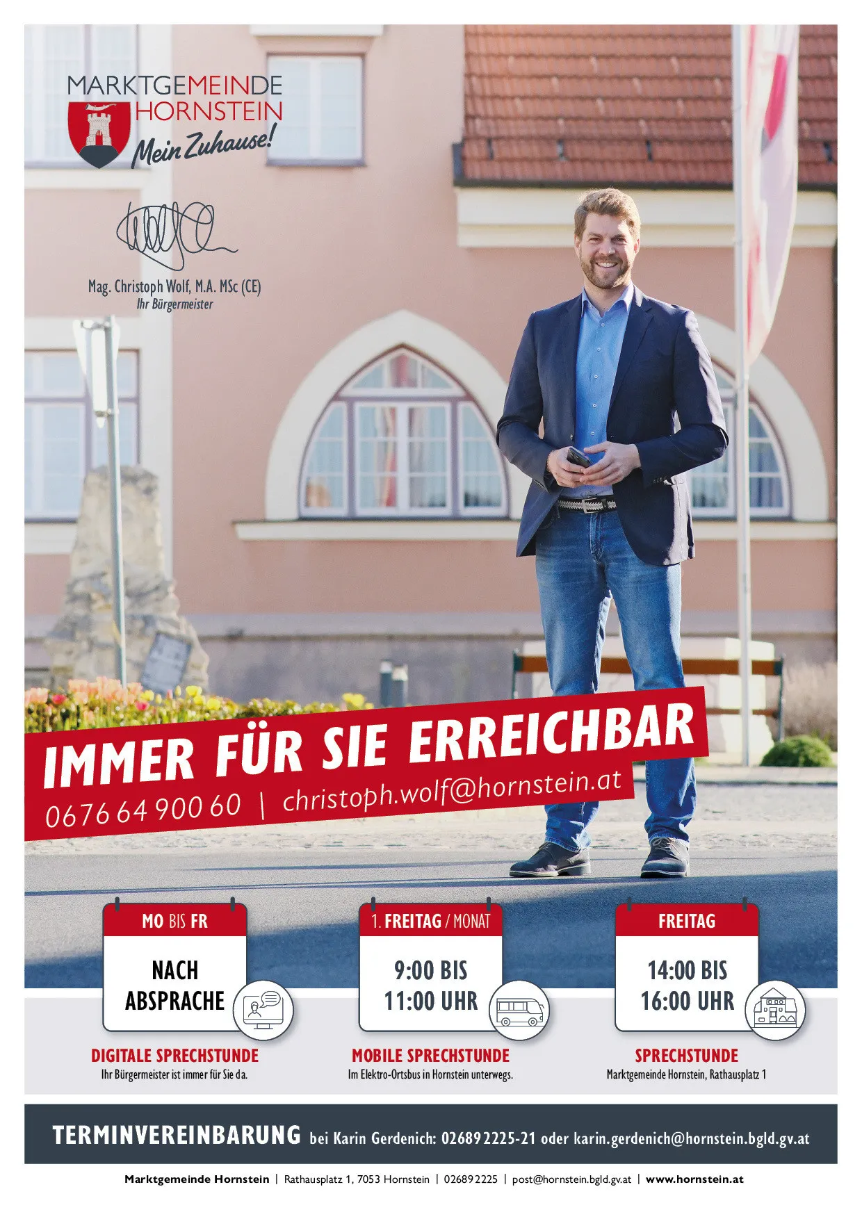 Ein lächelnder Mann in einem Anzug steht vor einem rosa Gebäude mit einem Bogenfenster. Kontaktinformationen werden auf einem roten Banner angezeigt, einschließlich einer Telefonnummer und E-Mail-Adresse. Der Mann hält ein Telefon und trägt einen Gürtel. Ein Zeitplan zeigt die Stunden für Termine an.