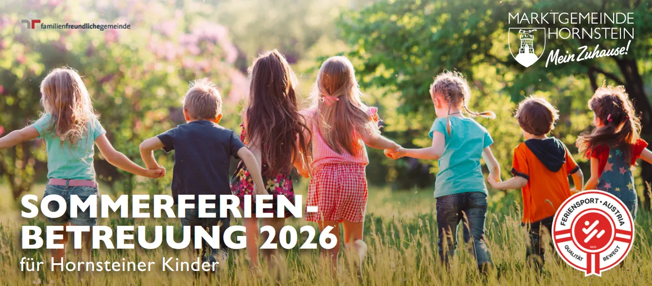 Eine Gruppe von Kindern, die Händchen halten, mit dem Text 'Ferferien-ung 2026' im Vordergrund. Sie sind draußen auf einer Wiese mit Bäumen und Blumen.
