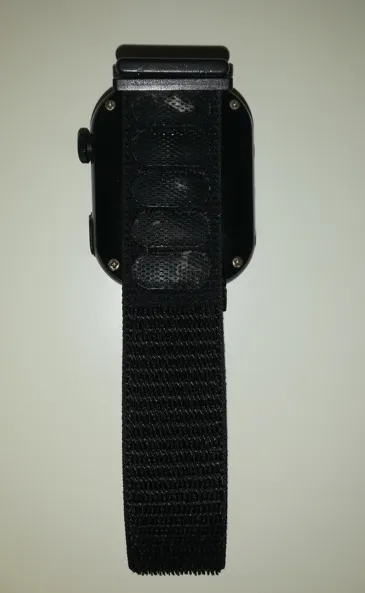Eine schwarze Armbanduhr mit einem Mesh-Armband ist vor einem weißen Hintergrund zu sehen.