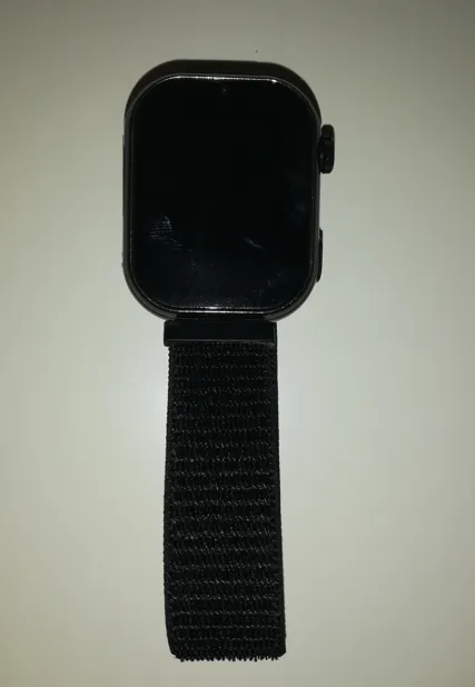 Eine schwarze Smartwatch mit einem schwarzen Mesh-Armband wird auf einem weißen Hintergrund gezeigt.