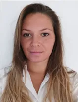 Eine Frau mit langen blonden Haaren und einem ernsten Gesichtsausdruck, die ein weißes Hemd trägt.
