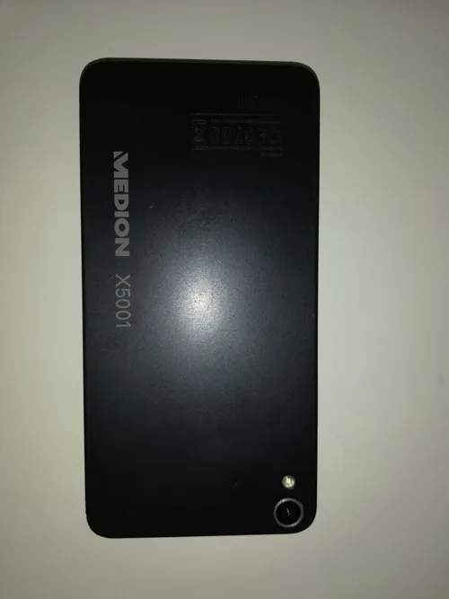 Die Rückseite eines schwarzen MEDION X5001 Tablets mit Markenname und Modellnummer.
