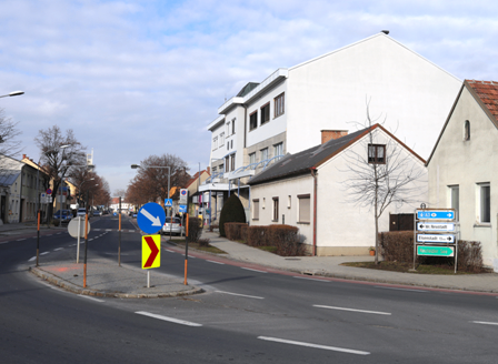 Bild enthält, Road, Tarmac, Neighborhood, Intersection, City, Street, Urban, Sign, Symbol, Car