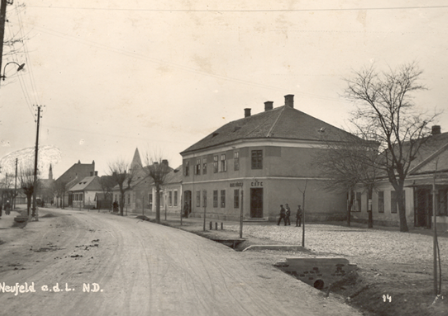 Bild enthält, City, Road, Street, Urban, Neighborhood, Building, Monastery, Person, Suburb, Outdoors