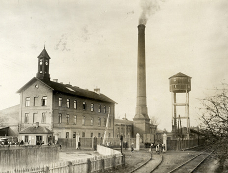 Bild enthält, Architecture, Building, Factory, Person, City