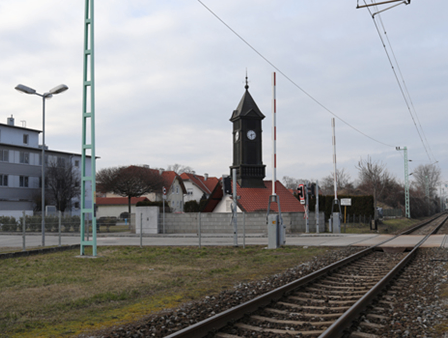 Bild enthält, Architecture, Building, Clock Tower, Tower, Railway, Terminal, Train, Train Station, Transportation, Vehicle