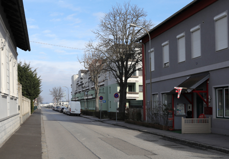 Bild enthält, City, Road, Street, Urban, Path, Sidewalk, Neighborhood, Tarmac, Walkway, Building
