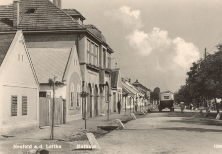 Bild enthält, City, Road, Street, Urban, Neighborhood, Building, Monastery, Person, Suburb, Path