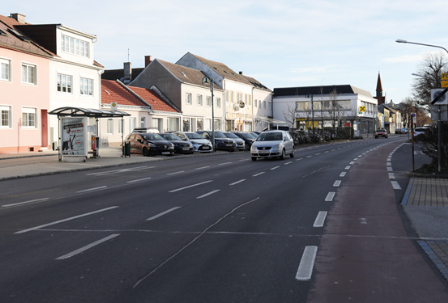 Bild enthält, Road, Tarmac, City, Street, Urban, Freeway, Car, Highway, Metropolis, Neighborhood