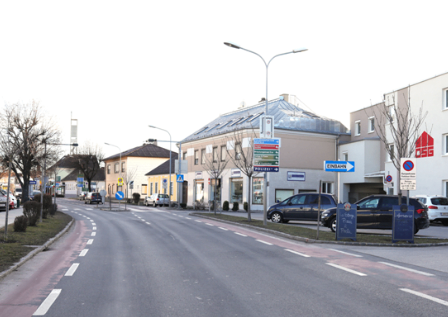 Bild enthält, Road, City, Street, Urban, Freeway, Tarmac, Car, Highway, Wheel, Neighborhood